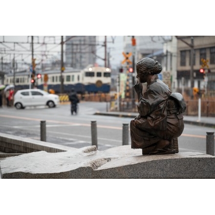 雨に濡れる林芙美子像