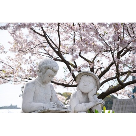 尾道駅前の桜とオブジェ