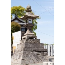 久保八幡神社の軍配灯籠