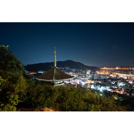 天寧寺三重塔越しの尾道市街地の夜景