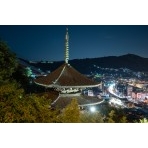 天寧寺三重塔越しの尾道市街地の夜景