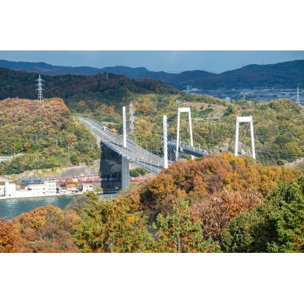 紅葉に包まれたしまなみ海道