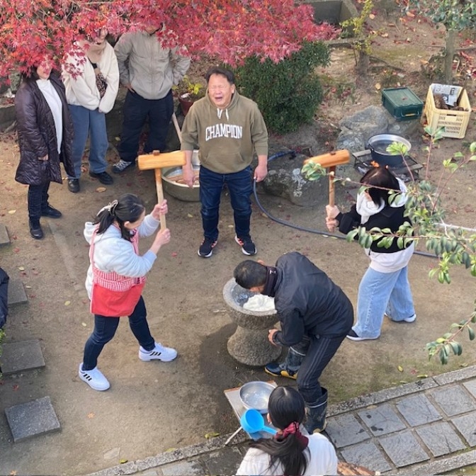 年末恒例 餅つき “つきたてのお餅食べて来年の縁起担ぎしましょう”