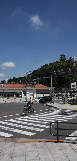 梅雨明けの駅前